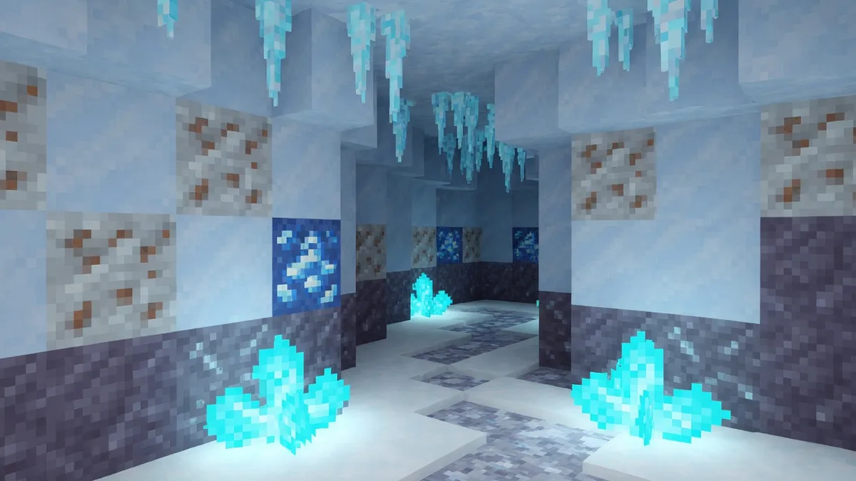Ilustracja jaskini lodowej z Minecraft 26.4: ściany ze zbitego lodu z kieszeniami kamienia i rud, sople i świecące lodowe kryształy